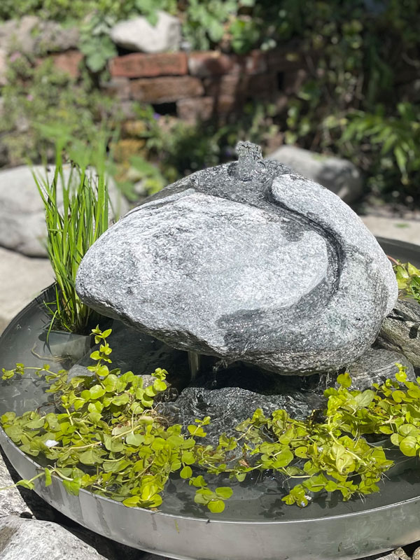 Quellstein - Beispiel unserer Arbeiten beim Flachsmarkt Bildhauerarbeiten der Steinwerkstatt Lepper